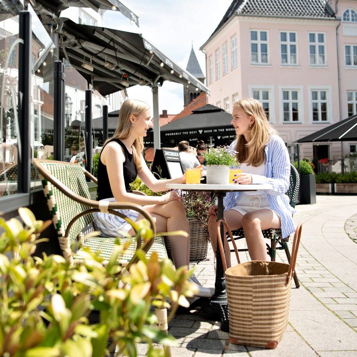 Viborg byder på mange gode caféer og spisesteder - også med udendørsservering.  Fotograf  Lars Holm