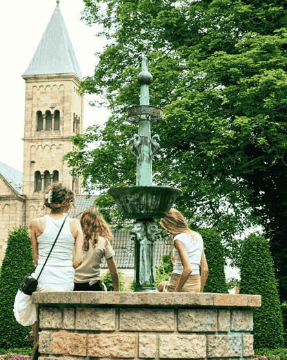 Familie besøger Latinerhaven i Viborg Domkirkekvarter