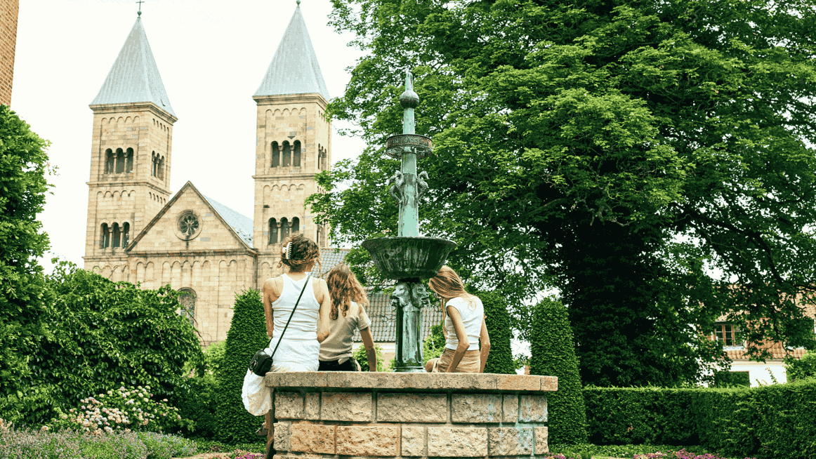 Familie besøger Latinerhaven i Viborg Domkirkekvarter