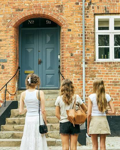 Familie betragter gammelt hus i Viborgs gader