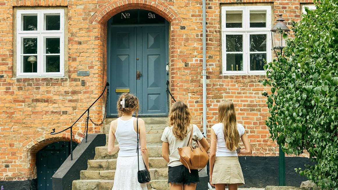 Familie betragter gammelt hus i Viborgs gader