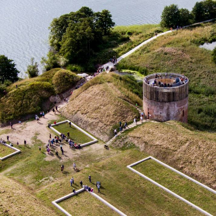 Besøgende nyder en sommerdag ved ruinerne af Hald slot med udsigt til Hald Sø nær Viborg. Foto: Morten Dueholm