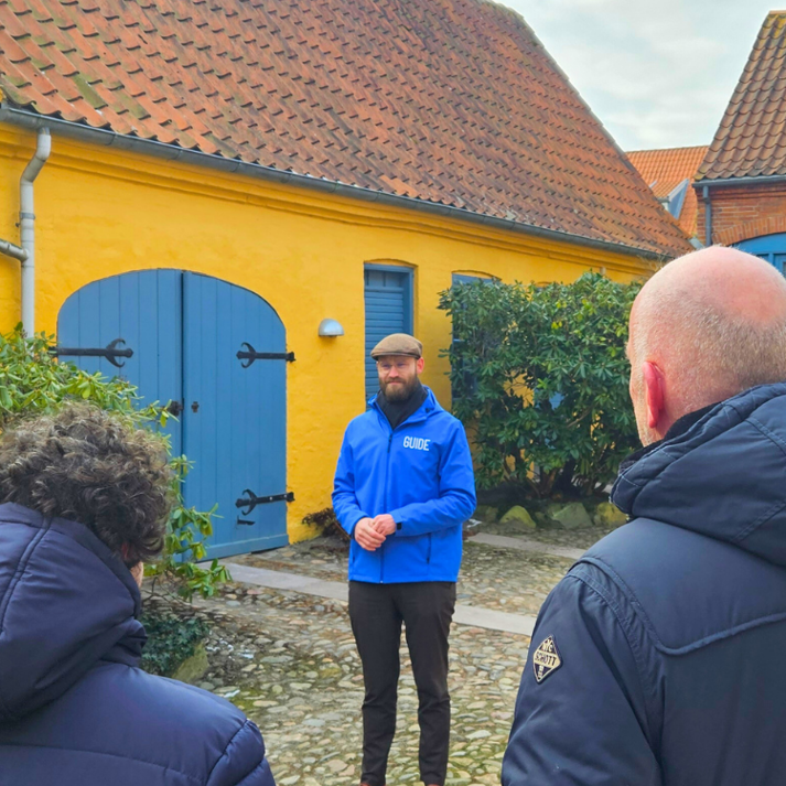 Guide fra Viborg Museum fortæller i Karnapgården i Viborg