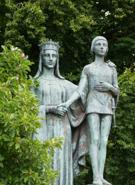 Kongehyldningsmonumentet på Margretheplænen i Viborg Domkirkekvarter, som du kan opleve på en guidet tur med Viborg Museum. Foto Maagaardfoto.dk
