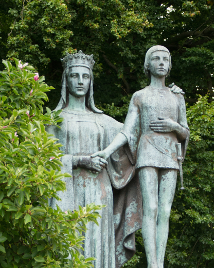 Kongehyldningsmonumentet på Margretheplænen i Viborg Domkirkekvarter, som du kan opleve på en guidet tur med Viborg Museum. Foto Maagaardfoto.dk