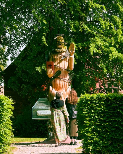 To kvinder beundrer Hans Tausens mindestatue i Domkirkekvarteret i Viborg