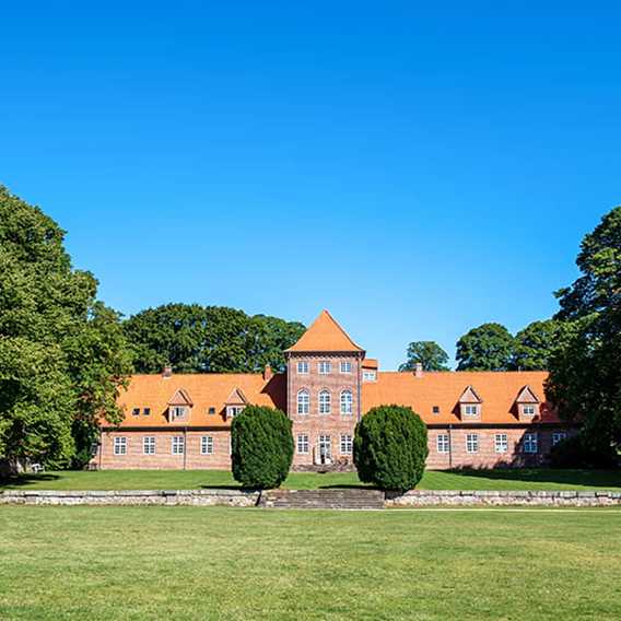 Hal Hovedgaard set udefra Barokhaven