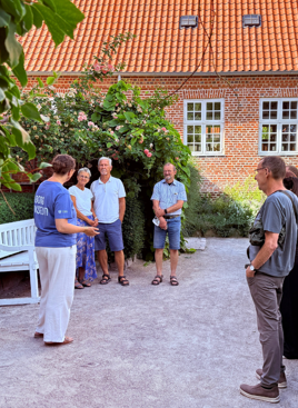 en gruppe på guidet tur i latinerhaven i Viborg