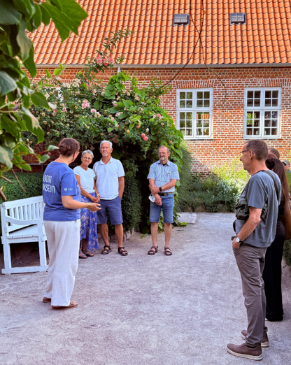 en gruppe på guidet tur i latinerhaven i Viborg