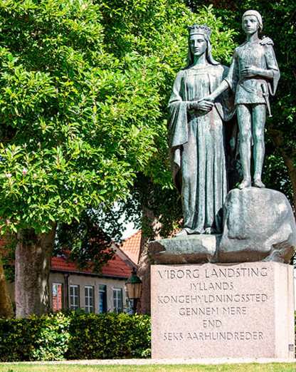 Kongehyldningsmonumentet på Margretheplænen i Domkirkekvarteret, Viborg