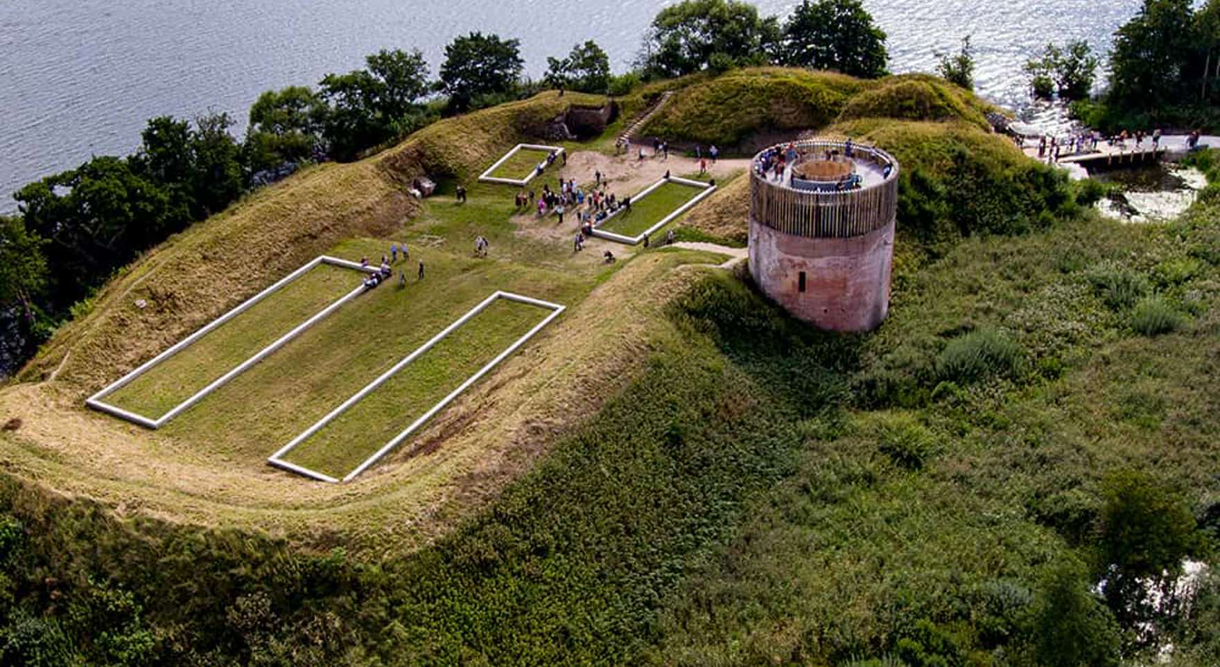 Hald Slot set fra drone med fundamenterne fra Niels Bugges Borg.