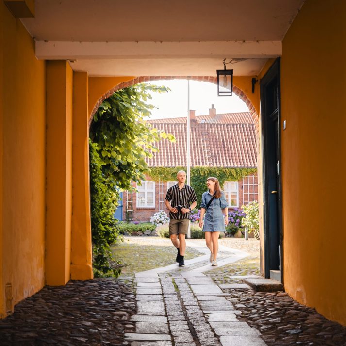 Par i baggård i Domkirkekvarteret i Viborg (foto af Jakob-Vingtoft © Visit Aarhus )