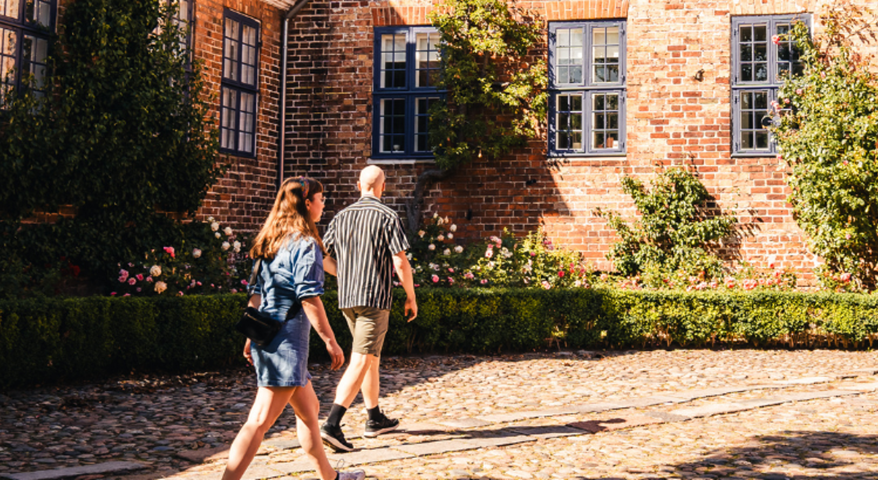 Par går i den gamle bispegård i Domkirkekvarteret i Viborg