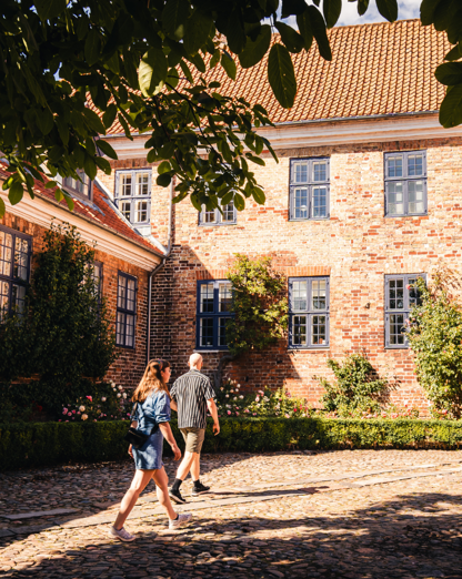 Par går i den gamle bispegård i Domkirkekvarteret i Viborg