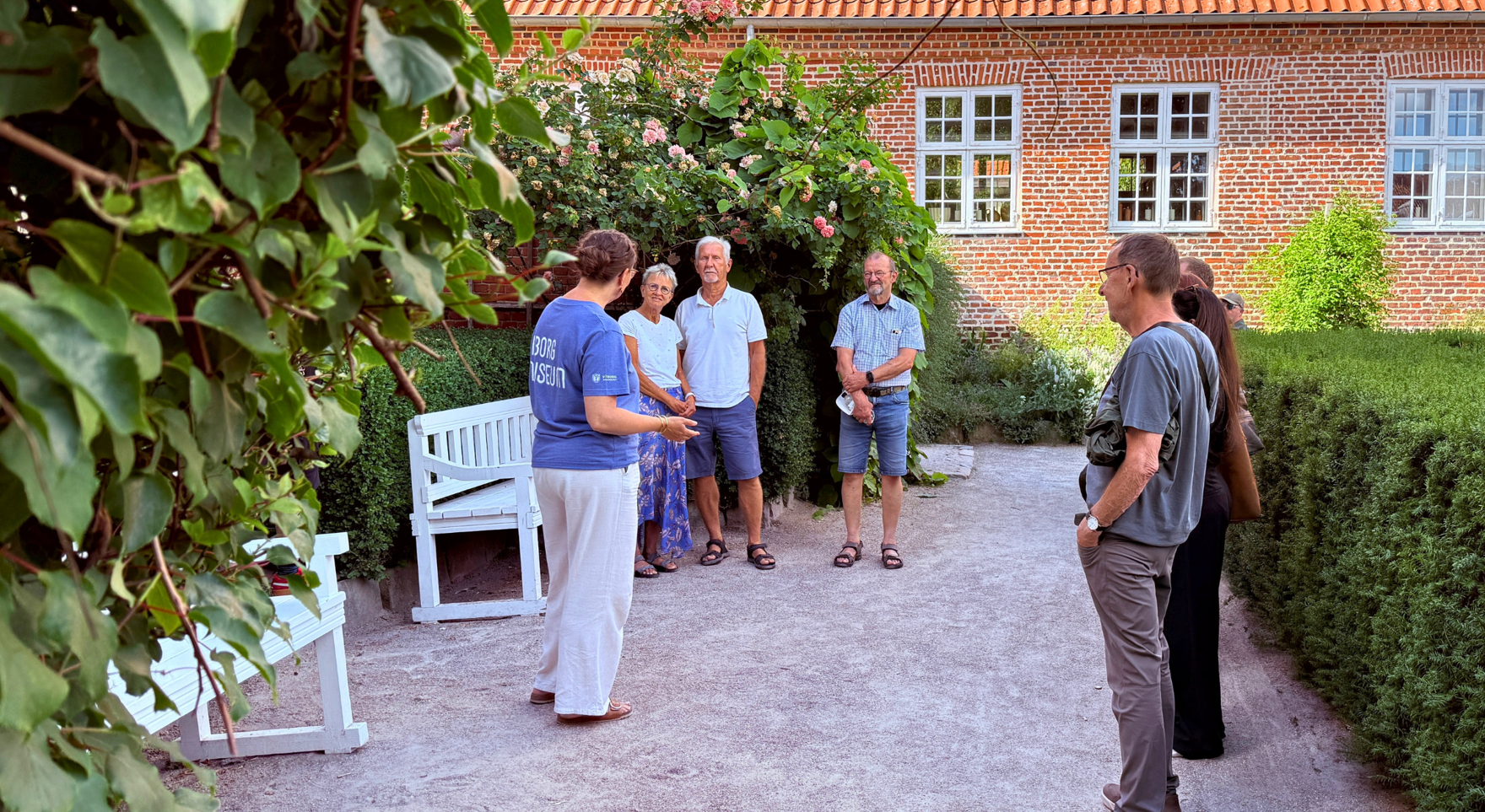 en gruppe på guidet tur i latinerhaven i Viborg