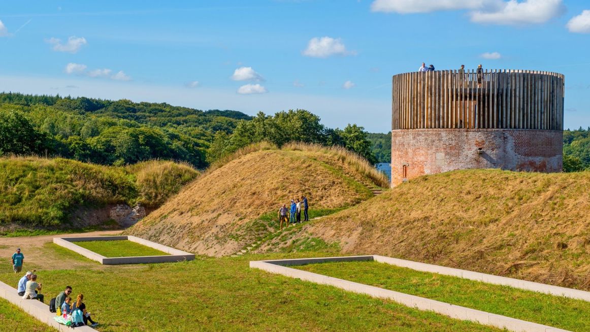 Besøgende nyder en sommerdag ved ruinerne af Hald slot med udsigt til Hald Sø nær Viborg. Foto: Maagaardfoto